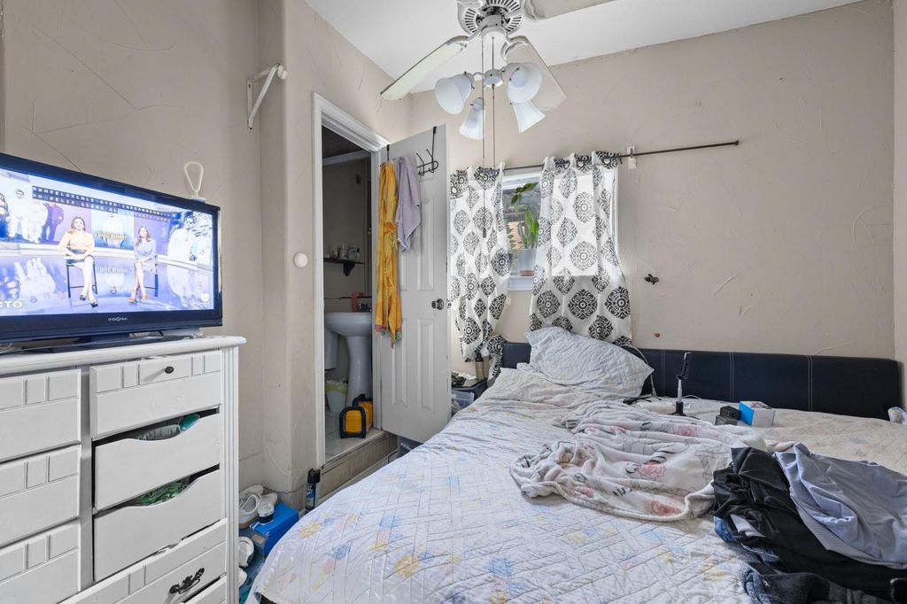 Bedroom with ceiling fan