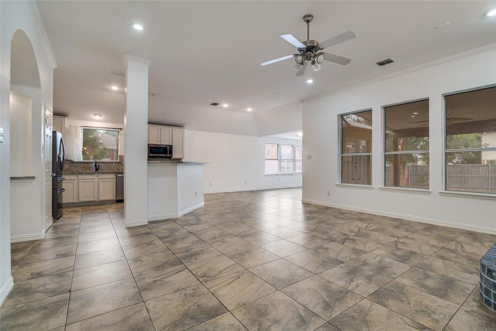  living room with recessed lighting, crown molding, and a ceiling fan