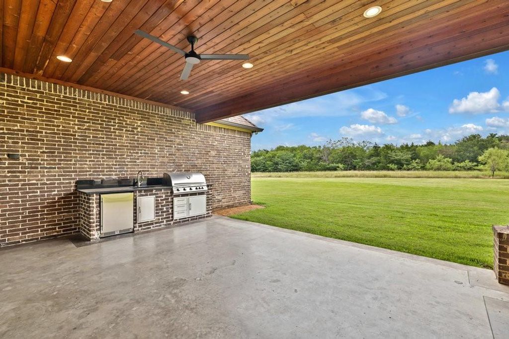 Covered Patio w/ Wet Bar, Refrigerator, Built In Grill & Ceiling Fan