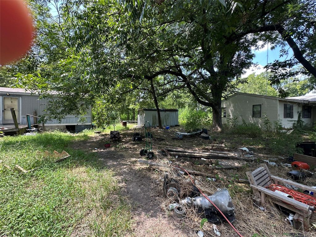 View of yard with a shed