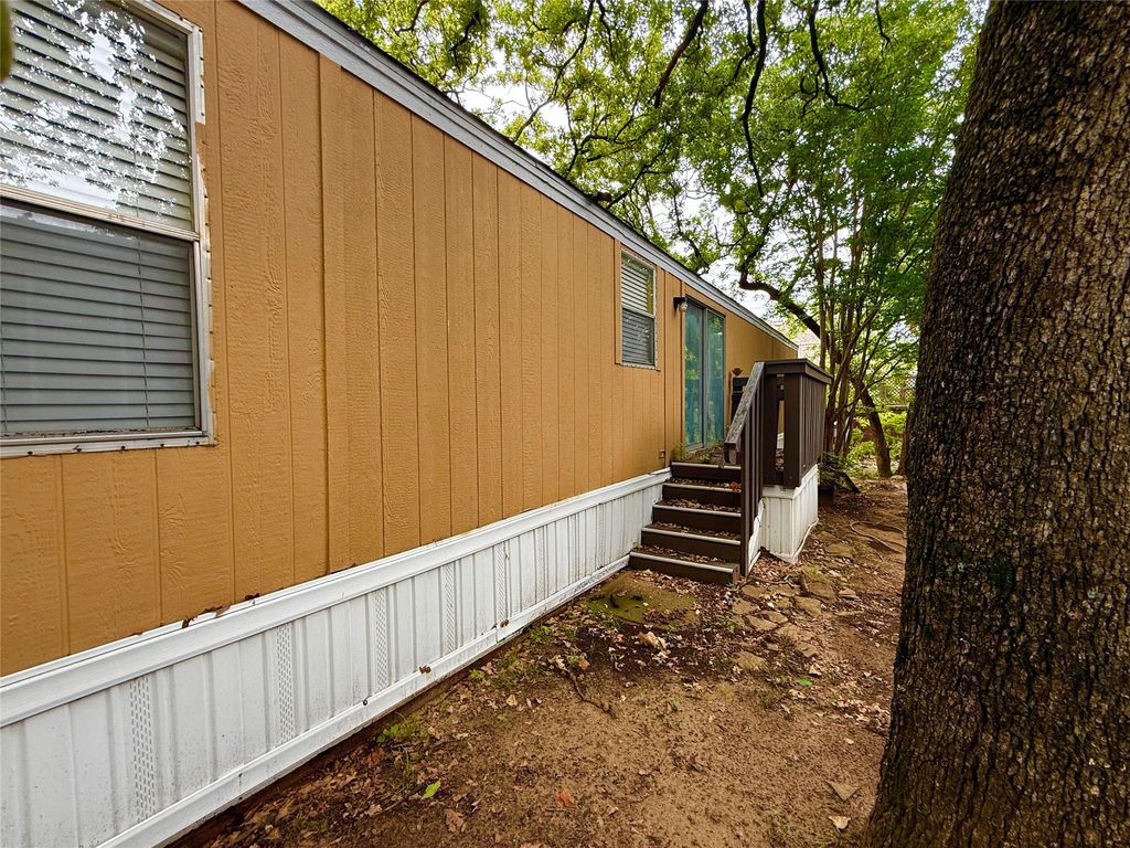 View of home's exterior