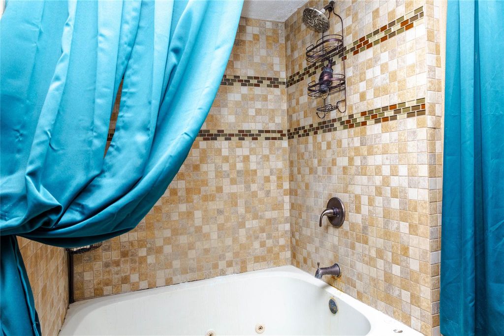 Full bathroom featuring shower / bath combo