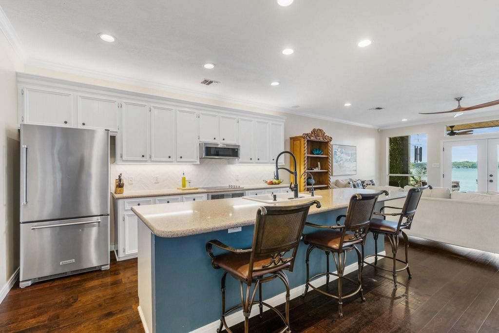 THE KITCHEN BAR IS ONE OF THE FAVORITE HANG OUT SPOTS TO ENTERTAIN THE CHEF! 