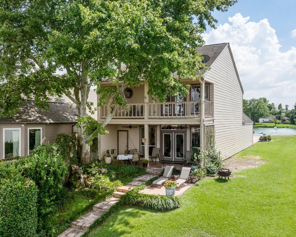 CHARMING WATERFRONT GET AWAY! THE LOT THE RIGHT HERE IS ALSO FOR SALE! GIVING BUYER OF THIS DARLING HOME FIRST RIGHT OF REFUSAL BEFORE SELLING IT SEPARATELY.
