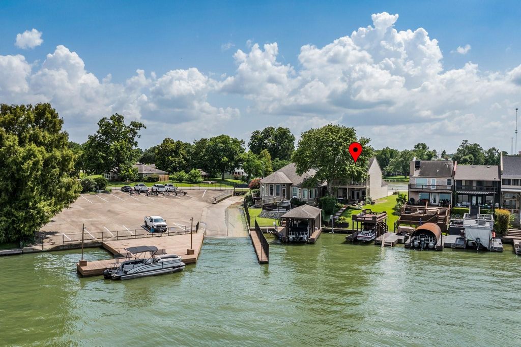 PRIVATE FENCED COMMUNITY BOAT RAMP AND SISHING PIER 
