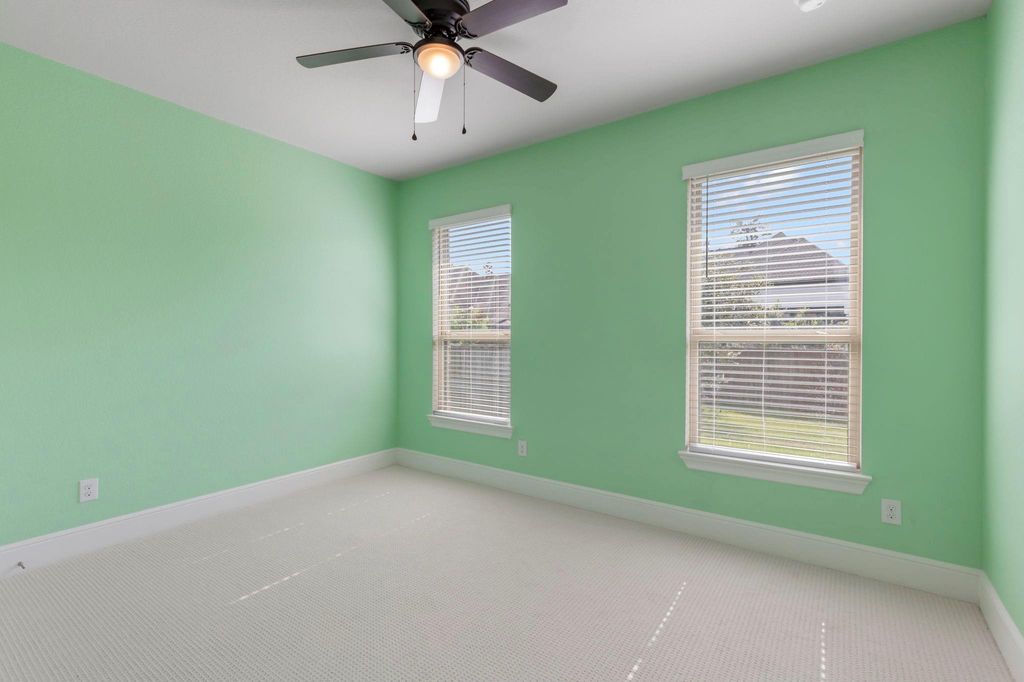 Secondary bedroom.