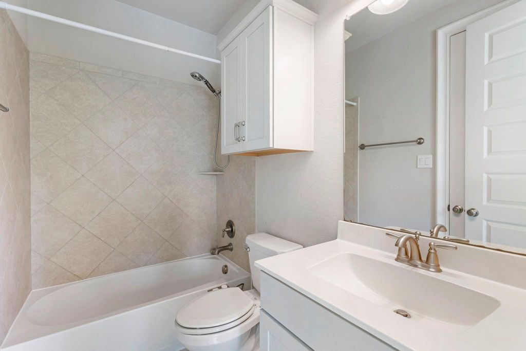 Secondary bathroom.