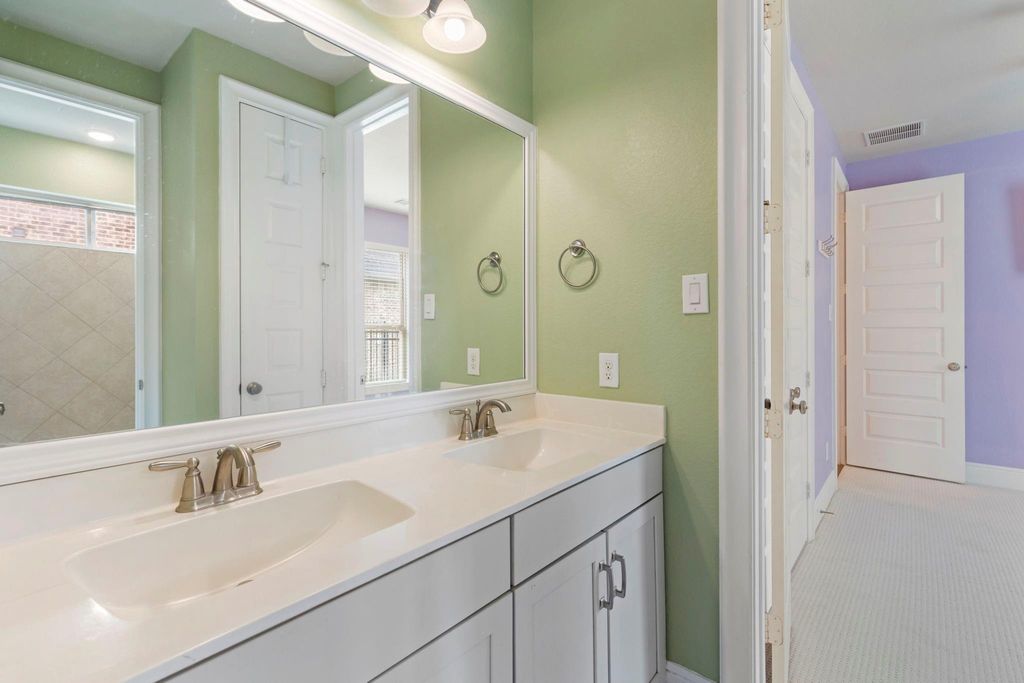 Secondary bathroom shared by two secondary bedrooms.