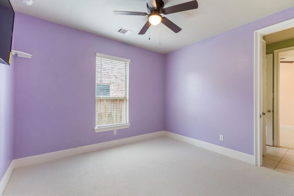 Secondary bedroom.