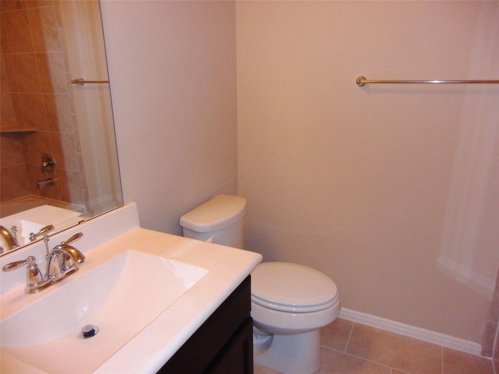 Convenient second full bathroom on the upper level.