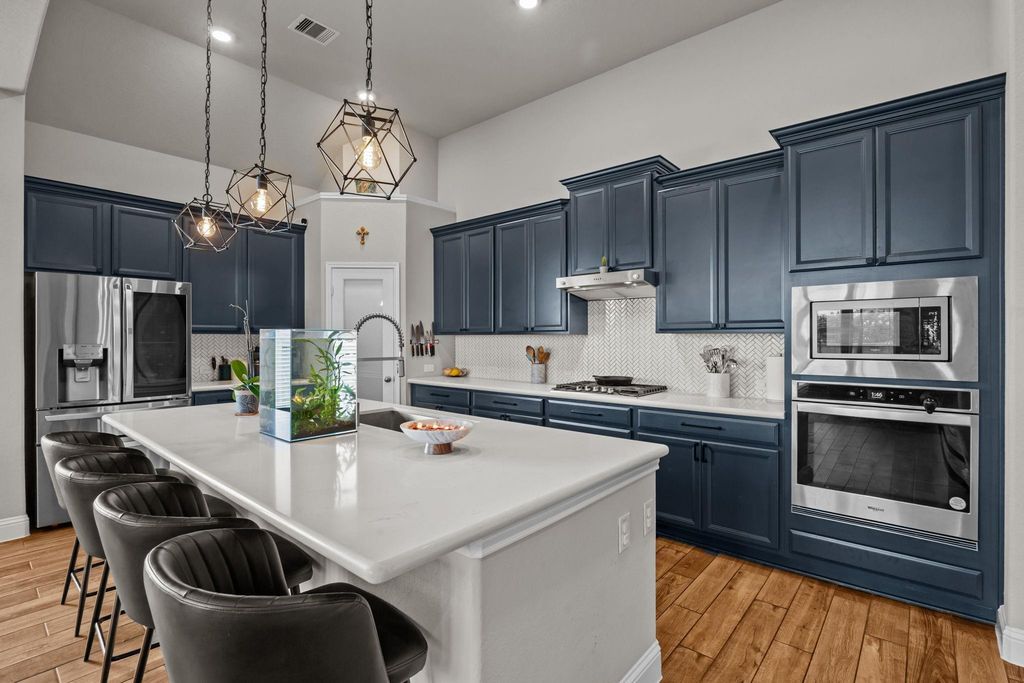 Appliances stay—including a fridge with craft ice maker