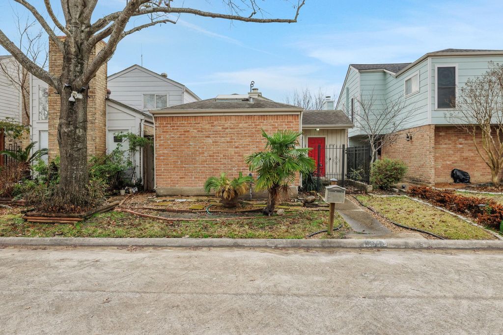 Lakeside Estates is easy access to 1-10 and the medical center,