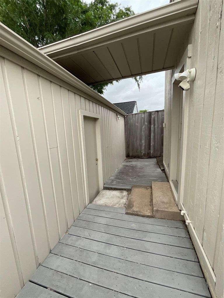 Covered breezeway to the garage.